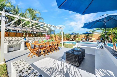 821 91 Ave, Naples FL 34108-2426 exterior