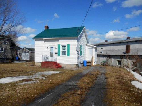 29 Grant St, Massena Center, NY 13662-2238