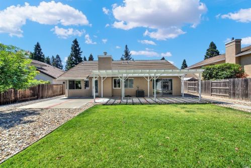 537 Stanford St, Vacaville CA  95687-4609 exterior