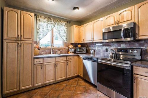 4 Farragut Ave, North Lindenhurst, NY 11757-5918