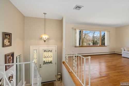 22 Fairview Ave, Montvale, NJ 07645-2511