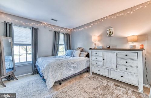 558 Cedar Holw Dr, Yardley PA exterior