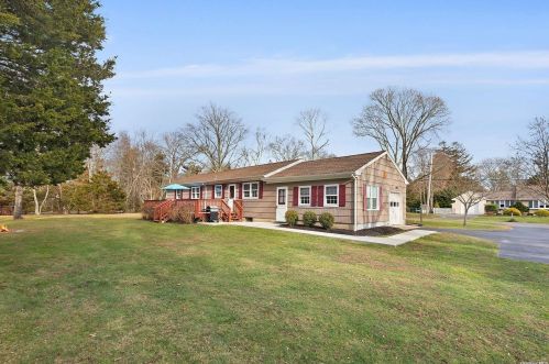 100 Parkway, Southold, NY 11971-1911