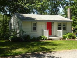 27 Collettes Grv Rd, Derry NH  03038-5808 exterior