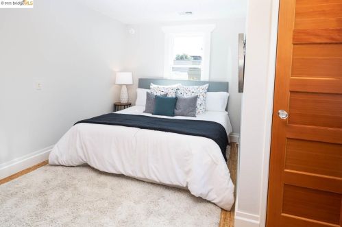 5766 Ayala Ave, Oakland CA 94609-1742 exterior