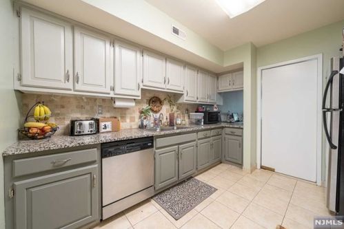 9 Lawrence Ct, Teaneck NJ  07666-6489 exterior