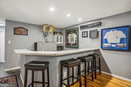 1502 Deer Point Way, Herndon VA  20194-1584 exterior