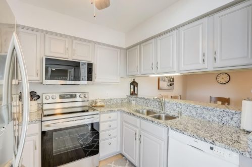 8993 Woodbridge Dr, Greendale WI  53129-1084 exterior