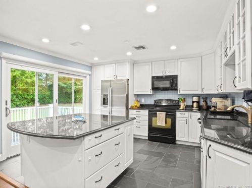 10 Pink Cloud Ct, Norwalk CT  06851-3310 exterior