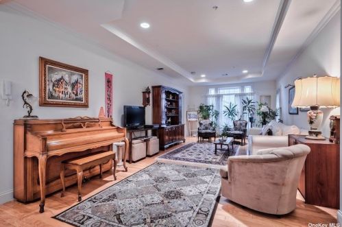 292 Roosevelt Way, Westbury, NY 11590-6700