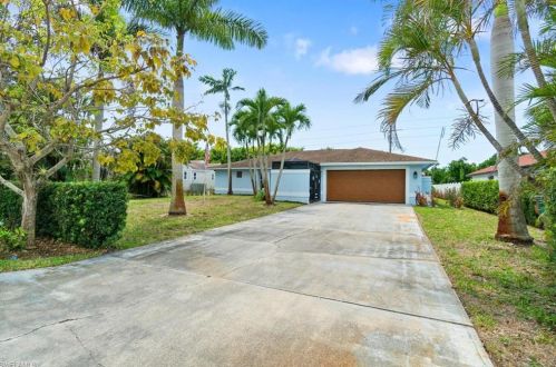 2237 Kings Lake Blvd, Naples, FL 34112-5328