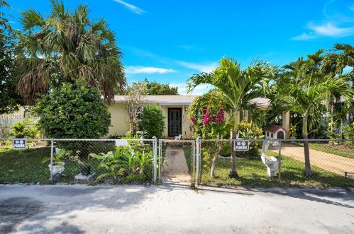 4984 8th Ct, Hialeah, FL 33013-1702