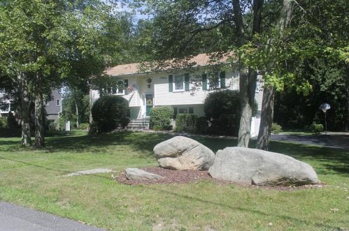 18 Greenway Ter, Mahopac, NY 10541-1243
