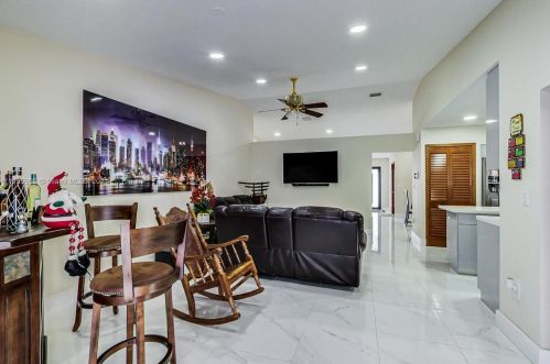 7534 5th Ct, Hialeah FL  33014-4921 exterior