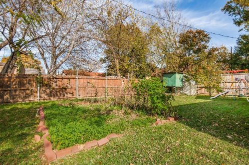 2215 Dennis St, Irving TX 75062-4273 exterior