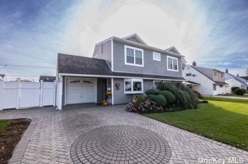 35 Martin Ln, Westbury, NY 11590-6322