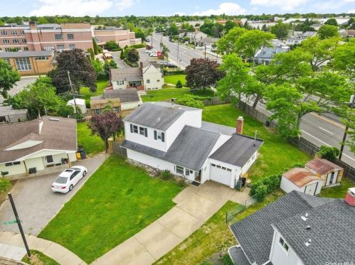 76 Millpage Dr, Bethpage, NY 11714-4832