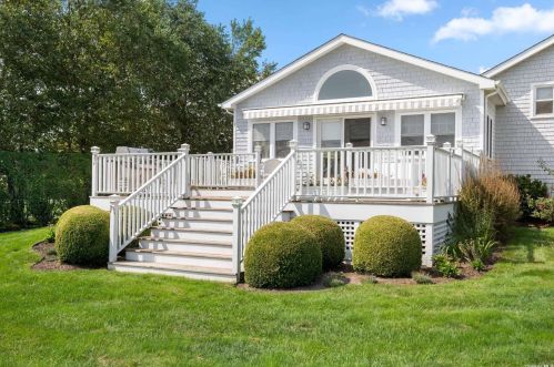 11 Tuttle Pl, West Hampton Beach NY  11978-2724 exterior