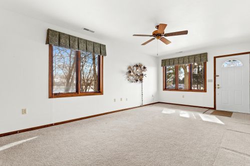 216 Oconomowoc Sq, Oconomowoc, WI 53066-5811