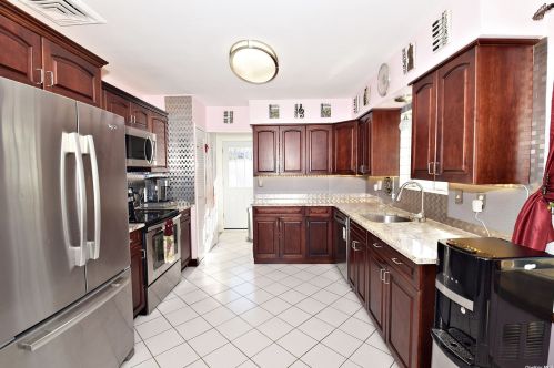 4 Merrimac Ct, Huntington Station NY  11746-6011 exterior
