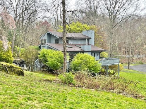 123 Apple Valley Rd, Stamford CT  06903-1332 exterior