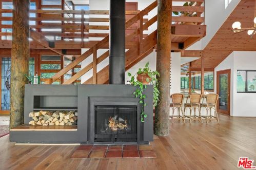21629 Saddle Peak Rd, Topanga CA  90290-3415 exterior