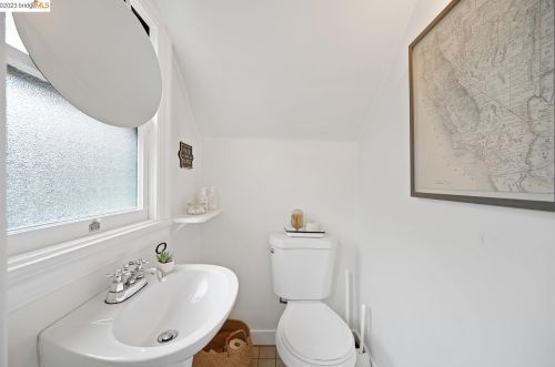 1230 Holman Rd, Oakland CA  94610-2541 exterior