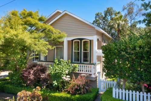118 11th St, Santa Rosa, CA 95401-4718