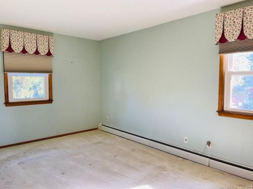 27 Wakeley St, Huntington CT 06484-4511 exterior