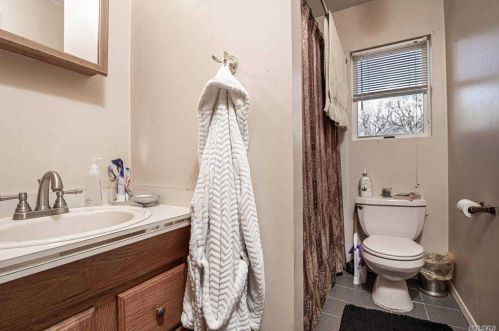 56 Cir Dr, Elwood NY  11731-1211 exterior