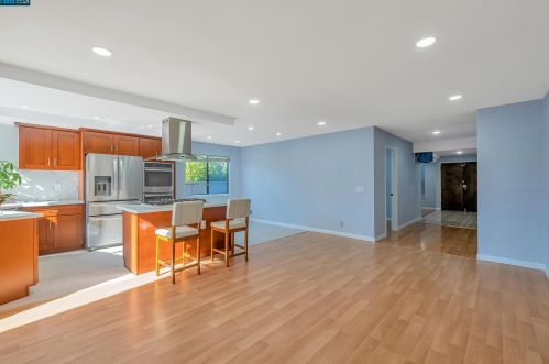 701 Begonia Dr, San Leandro CA  94578-3804 exterior