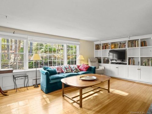 31 Laurel Rd, Essex, CT 06426-1013