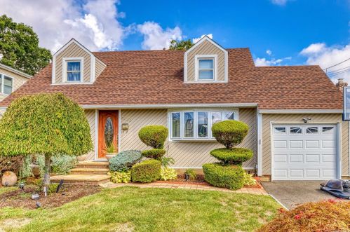 3883 Franklin Ave, Seaford, NY 11783-2306