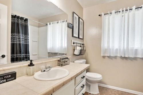 319 Mckelvey Ave, Bakersfield CA 93308-1287 exterior