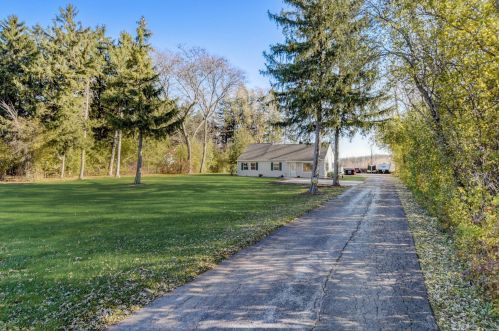 10216 Baehr Rd, Thiensville WI  53092-4610 exterior