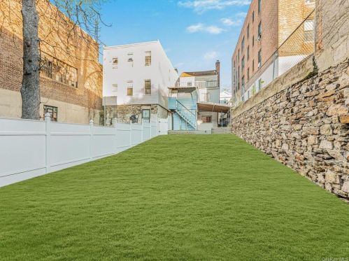 3241 Barker Ave, Bronx NY  10467-6301 exterior