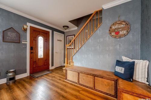 372 5th St, North Lindenhurst, NY 11757-1148