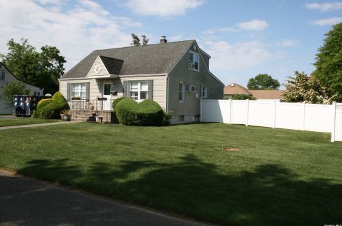 130 6th St, Deer Park, NY 11729-5008