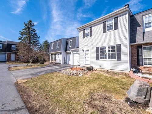 19 Hawthorn Ct, Fishkill NY  12524-2616 exterior