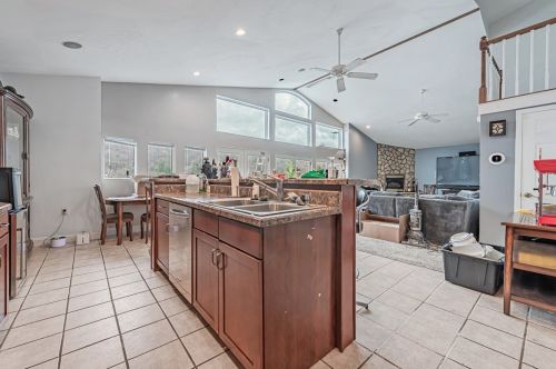 10 Chamber Plz, North Charleroi PA  15022-1601 exterior