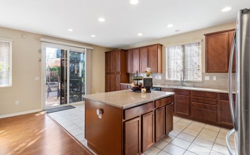 9872 Winkle Cir, Elk Grove CA  95757-6276 exterior