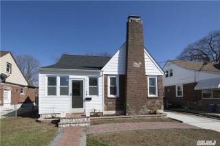 18 Queen St, Freeport, NY 11520-1110