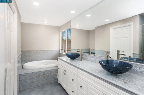 6325 Mt Olympus Dr, Hayward CA 94552-1935 exterior