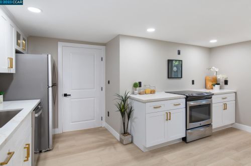 4216 Knoll Ave, Oakland CA  94619-3025 exterior