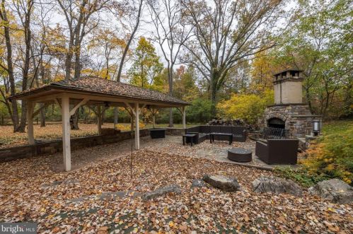 10 Devonshires Ct, Blue Bell PA  19422-2560 exterior