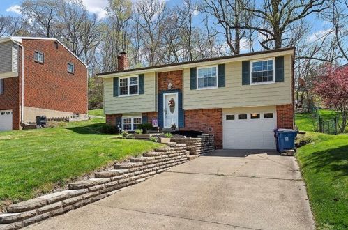 389 Holiday Park Dr, Pittsburgh, PA 15239-2364