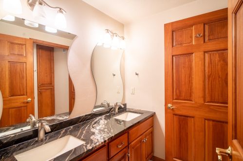 1300 Westbury Ct, Manitowoc WI  54220-8756 exterior