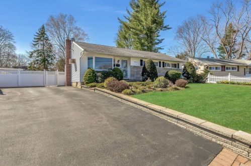 26 Park Dr, Huntington Station, NY 11747-3035
