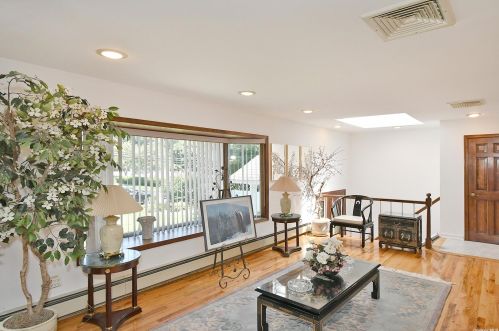 133 Dix Hwy, Huntington Station NY  11746-6413 exterior