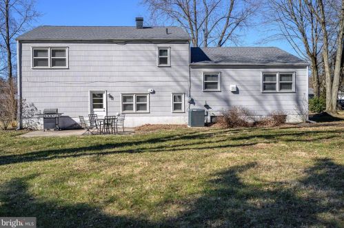 16 Gloucester Ln, Trenton NJ  08618-1006 exterior